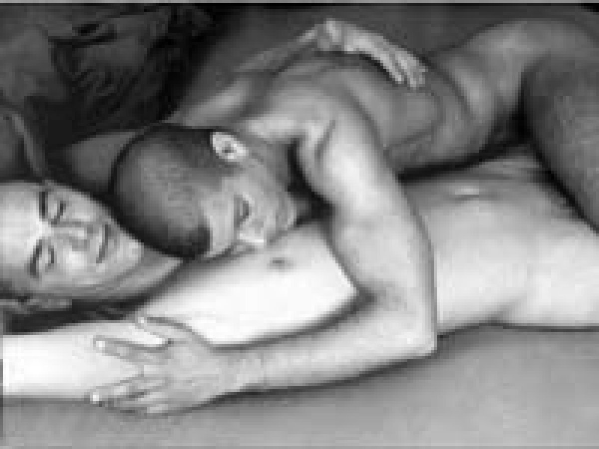 гей парни спящие в кровати фото 91