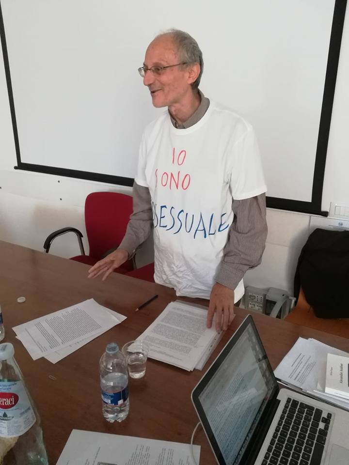 Palermo, professore in classe con una t-shirt che recita: 'sono omosessuale' - Gay.it