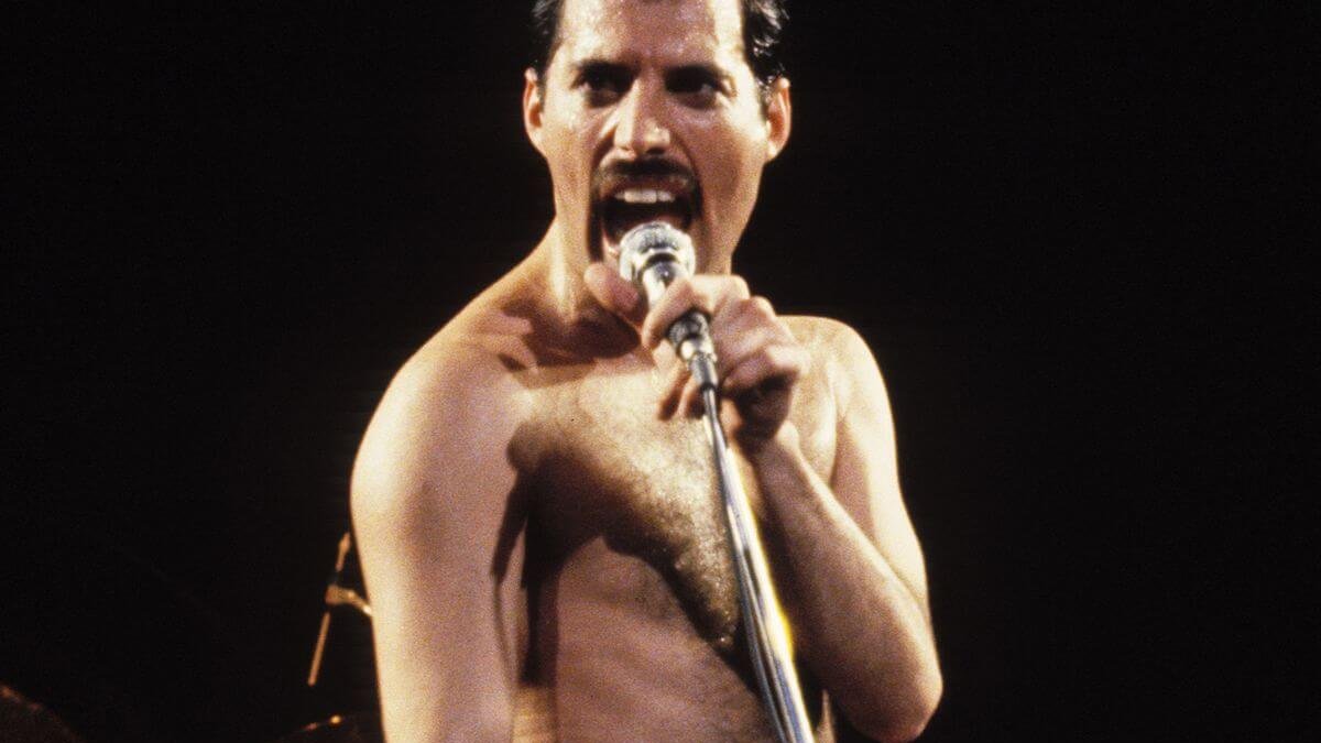 I 12 momenti più queer e spudorati della carriera di Freddie Mercury 