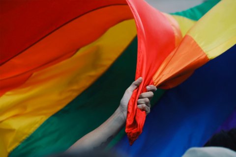 pride bandiera arcobaleno rainbow flag Pic by Jose Pablo Garcia, Unsplash.